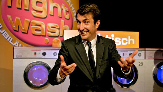 Mit dem Format "Nightwash" gründete Knacki Deuser im Jahr 2000 eine wichtige Plattform für spätere Stars der deutschen Stand-up- Mit dem Format "Nightwash" gründete Knacki Deuser im Jahr 2000 eine wichtige Plattform für spätere Stars der deutschen Stand-up-