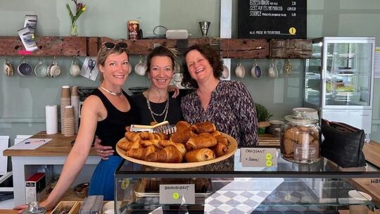 Anna Mauersberger (links) und ihr Team freuen sich über zahlreiche Gäste im Stationscafé im alten Bahnhof in Au. Anna Mauersberger (links) und ihr Team freuen sich über zahlreiche Gäste im Stationscafé im alten Bahnhof in Au.