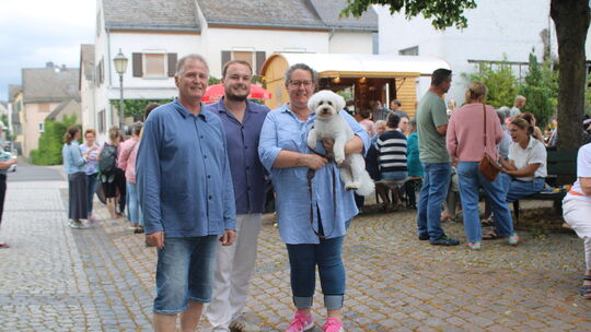 Sie sind die Macher hinter dem Bornicher "Socken-Ausschank" (von links): Vater Jörg Dillenburger, Sohn Felix Dillenburger und Mu Sie sind die Macher hinter dem Bornicher "Socken-Ausschank" (von links): Vater Jörg Dillenburger, Sohn Felix Dillenburger und Mu