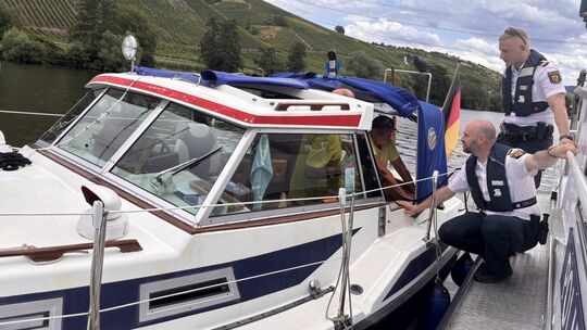 Einsatz für die Wasserschutzpolizei auf der Mosel: Frank Schilken (vorn) und Sebastian Polasek (rechts) kontrollieren die Besatz Einsatz für die Wasserschutzpolizei auf der Mosel: Frank Schilken (vorn) und Sebastian Polasek (rechts) kontrollieren die Besatz