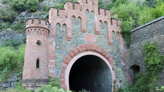 Der Loreley-Tunnel ist eine altehrwürdige ingenieurtechnische Meisterleistung auf der rechten Rheinstrecke. Die Ursprünge der Ba Der Loreley-Tunnel ist eine altehrwürdige ingenieurtechnische Meisterleistung auf der rechten Rheinstrecke. Die Ursprünge der Ba