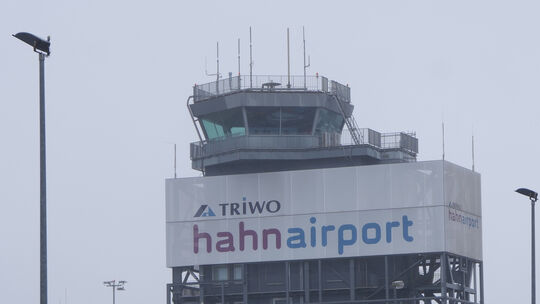 Am Flughafen Hahn kam es zu einem "Sicherheitsvorfall" in den IT-Systemen. Derzeit läuft die Aufarbeitung des Cyberangriffs, Det Am Flughafen Hahn kam es zu einem "Sicherheitsvorfall" in den IT-Systemen. Derzeit läuft die Aufarbeitung des Cyberangriffs, Det