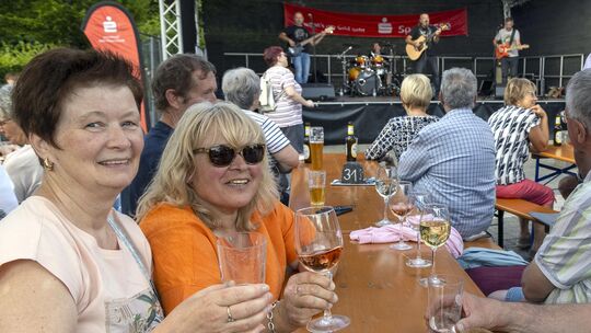 Ein Abend, um die Seele aufzuladen: Zahlreiche Besucher genossen bei bestem Wetter den Auftritt der JoJo Weber Band in Bad Marie Ein Abend, um die Seele aufzuladen: Zahlreiche Besucher genossen bei bestem Wetter den Auftritt der JoJo Weber Band in Bad Marie
