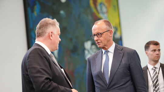 Bundeskanzler Friedrich Merz (CDU, rechts) und Gordon Schnieder (CDU), Ministerpräsident von Rheinland-Pfalz, nehmen an der Gede Bundeskanzler Friedrich Merz (CDU, rechts) und Gordon Schnieder (CDU), Ministerpräsident von Rheinland-Pfalz, nehmen an der Gede