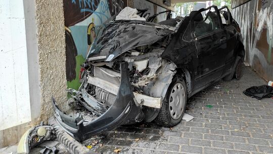 Ein Auto ist am Donnerstagvormittag in Andernach in eine Fußgängerunterführung gekracht. Ein Auto ist am Donnerstagvormittag in Andernach in eine Fußgängerunterführung gekracht.