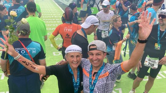 Zielfreude: Kristin Adermann (links) aus Frei-Laubersheim und Michael Blum aus Staudernheim jubeln gemeinsam bei der Challenge i Zielfreude: Kristin Adermann (links) aus Frei-Laubersheim und Michael Blum aus Staudernheim jubeln gemeinsam bei der Challenge i