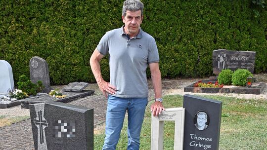 Entsetzt ist Werner Grings, dass vom Grab seines Bruders Thomas die im Grabstein integrierte Figur des "Guten Hirten" gestohlen Entsetzt ist Werner Grings, dass vom Grab seines Bruders Thomas die im Grabstein integrierte Figur des "Guten Hirten" gestohlen