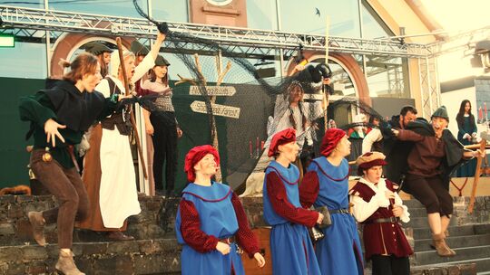 Das Ensemble TheaterKultur Kaisersesch brachte am Wochenende "Die Legende von Robin Hood" unter freiem Himmel auf die Bühne. Das Ensemble TheaterKultur Kaisersesch brachte am Wochenende "Die Legende von Robin Hood" unter freiem Himmel auf die Bühne.