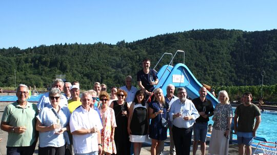 Festakt am Beckenrand: Zum 50-jährigen Bestehen des Familienfreibads in Ellenz-Poltersdorf hatte die VG Cochem zu einem Spiel-, Festakt am Beckenrand: Zum 50-jährigen Bestehen des Familienfreibads in Ellenz-Poltersdorf hatte die VG Cochem zu einem Spiel-,