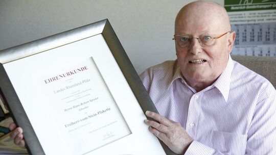Hans-Robert Spreier erhielt 2010 die Freiherr-vom-Stein-Plakette, die höchste Auszeichnung für Kommunalpolitiker in Rheinland-Pf Hans-Robert Spreier erhielt 2010 die Freiherr-vom-Stein-Plakette, die höchste Auszeichnung für Kommunalpolitiker in Rheinland-Pf
