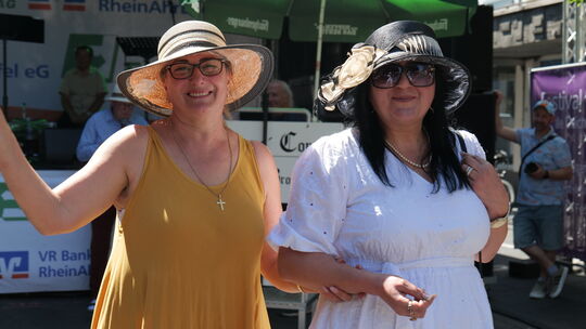 Beliebt beim Publikum des Deichstadtfestes: die Hutparade. Beliebt beim Publikum des Deichstadtfestes: die Hutparade.