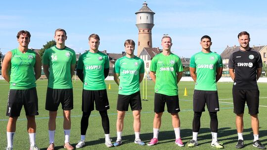 Coach Julian Feit (rechts) mit den neuen Spielern (von links) Enrico Rößler (FC Emmelshausen-Karbach), Jonathan Kap (Eisbachtale Coach Julian Feit (rechts) mit den neuen Spielern (von links) Enrico Rößler (FC Emmelshausen-Karbach), Jonathan Kap (Eisbachtale