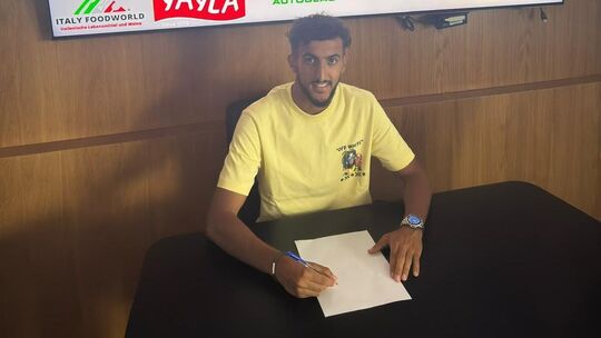 Fabio Khalfaoui war nach seiner Unterschrift beim Oberligisten Cosmos Koblenz schon beim Test in Friedberg beim Oberligisten Tür Fabio Khalfaoui war nach seiner Unterschrift beim Oberligisten Cosmos Koblenz schon beim Test in Friedberg beim Oberligisten Tür