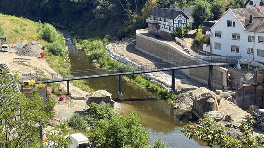 Viele der Brücken im Ahrtal konnten bisher noch nicht wiederaufgebaut werden. So auch die Domhofbrücke in Schuld. Aktuell findet Viele der Brücken im Ahrtal konnten bisher noch nicht wiederaufgebaut werden. So auch die Domhofbrücke in Schuld. Aktuell findet