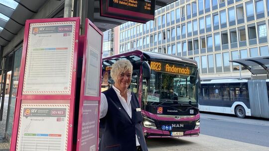 Patricia Berg ist eigentlich Zugbegleiterin bei der Deutschen Bahn. Während die Bahnstrecke rechts des Rheins gesperrt ist, ist Patricia Berg ist eigentlich Zugbegleiterin bei der Deutschen Bahn. Während die Bahnstrecke rechts des Rheins gesperrt ist, ist