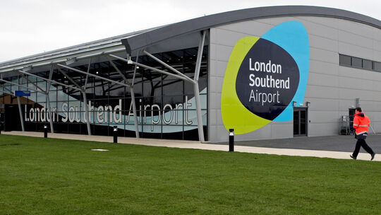 Am Flughafen London Southend, etwa 60 Kilometer östlich von London, kam es vor einem Jahr zu einem tragischen Flugzeugabsturz. V Am Flughafen London Southend, etwa 60 Kilometer östlich von London, kam es vor einem Jahr zu einem tragischen Flugzeugabsturz. V