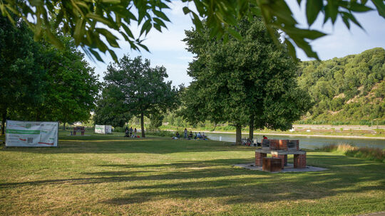 Auf der Grillwiese in Neuendorf ist Würstchenbrutzeln erlaubt. Damit ist diese Wiese eine große Ausnahme. Auf der Grillwiese in Neuendorf ist Würstchenbrutzeln erlaubt. Damit ist diese Wiese eine große Ausnahme.