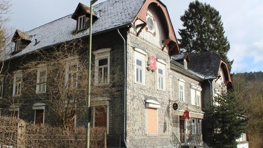 Seit vielen Jahren deuten an dem Gebäude an der Kirchener Lindenstraße 11 nur noch verblichene Apotheken-A's und ein Schild auf Seit vielen Jahren deuten an dem Gebäude an der Kirchener Lindenstraße 11 nur noch verblichene Apotheken-A's und ein Schild auf