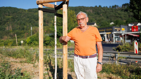 Der Damm zwischen Gleisen und Bundesstraße wird in der Flutnacht 2021 für Heinz Gasper zur Rettungsinsel. Fünf Stunden lang klam Der Damm zwischen Gleisen und Bundesstraße wird in der Flutnacht 2021 für Heinz Gasper zur Rettungsinsel. Fünf Stunden lang klam