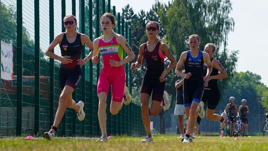 Starke Vorstellung beim DTU-Cup in Jena: Pauline Solbach (links) und Juna Bäcker (3. von links) kamen als Dritte und Fünfte ins Starke Vorstellung beim DTU-Cup in Jena: Pauline Solbach (links) und Juna Bäcker (3. von links) kamen als Dritte und Fünfte ins