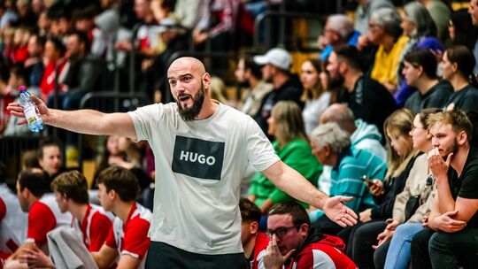 Engagiert an der Seitenlinie: Korab Mulliqi ist der neue Trainer der Handballerinnen der HSG Nahe-Glan und freut sich mit ihnen Engagiert an der Seitenlinie: Korab Mulliqi ist der neue Trainer der Handballerinnen der HSG Nahe-Glan und freut sich mit ihnen