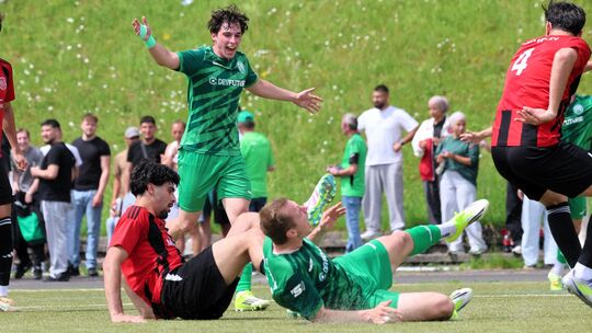 Nichts zu machen: Der FV Engers II (in Grün, hier im Derby gegen den TV Mülhofen) hätte gerne die Staffel mit der SG Weißenthurm Nichts zu machen: Der FV Engers II (in Grün, hier im Derby gegen den TV Mülhofen) hätte gerne die Staffel mit der SG Weißenthurm