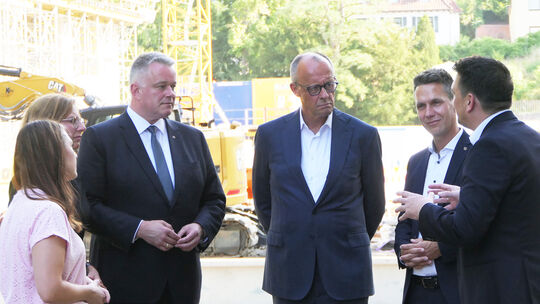 Zum fünften Jahrestag der Flutkatastrophe kam auch der Bundeskanzler Friedrich Merz (CDU, auf dem Bild in der Mitte) ins Ahrtal. Zum fünften Jahrestag der Flutkatastrophe kam auch der Bundeskanzler Friedrich Merz (CDU, auf dem Bild in der Mitte) ins Ahrtal.