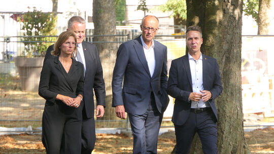 Auf Baustellenbesichtigung im Kurpark:
Sabine Bätzing-Lichtenthäler (stellvertretende Ministerpräsidentin; von links), Gordon S Auf Baustellenbesichtigung im Kurpark:
Sabine Bätzing-Lichtenthäler (stellvertretende Ministerpräsidentin; von links), Gordon S
