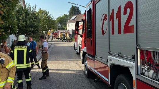 40 Feuerwehrkräfte waren am Dienstagabend, 14. Juli, nach Kettenhausen in die Hauptstraße alarmiert worden. 40 Feuerwehrkräfte waren am Dienstagabend, 14. Juli, nach Kettenhausen in die Hauptstraße alarmiert worden.