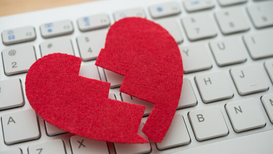 Im Internet gehen viele Menschen auf die Suche nach der großen Liebe. Kriminelle machen sich ihre Sehnsucht zunutze, spielen ihn Im Internet gehen viele Menschen auf die Suche nach der großen Liebe. Kriminelle machen sich ihre Sehnsucht zunutze, spielen ihn