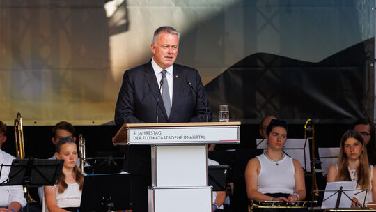 Der neue Ministerpräsident Gordon Schnieder (CDU) hat bei der Gedenkfeier anlässlich des fünften Jahrestags der schrecklichen Fl Der neue Ministerpräsident Gordon Schnieder (CDU) hat bei der Gedenkfeier anlässlich des fünften Jahrestags der schrecklichen Fl