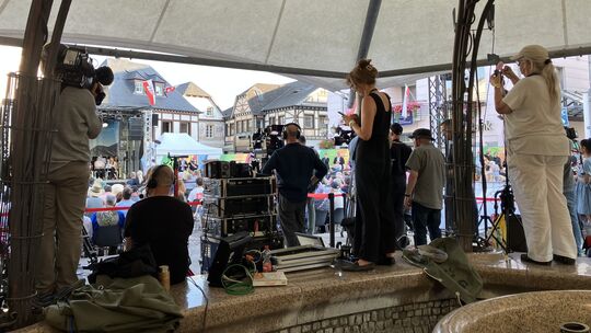 In abgetrennten und mit roten Bändern eingezäunten Bereichen wurden wir Journalisten gewissermaßen eingesperrt. Gespräche mit Be In abgetrennten und mit roten Bändern eingezäunten Bereichen wurden wir Journalisten gewissermaßen eingesperrt. Gespräche mit Be