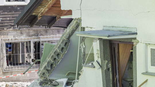 Nach der Explosion in der Nacht auf Mittwoch ist das Gebäude in der Renneroder Holzbachstraße nach wie vor einsturzgefährdet. Nach der Explosion in der Nacht auf Mittwoch ist das Gebäude in der Renneroder Holzbachstraße nach wie vor einsturzgefährdet.