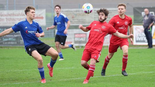 Der SV Laubach II (in Rot) spielt in der B Staffel 13 nur noch gegen Eifel-Konkurrenten – und nicht mehr gegen den TuS Hausen, d Der SV Laubach II (in Rot) spielt in der B Staffel 13 nur noch gegen Eifel-Konkurrenten – und nicht mehr gegen den TuS Hausen, d