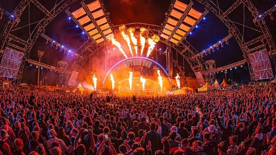 Bilder wie dieses wird die Nature One auch in diesem Jahr wieder produzieren. Knapp zwei Wochen müssen sich die Festivalbesucher Bilder wie dieses wird die Nature One auch in diesem Jahr wieder produzieren. Knapp zwei Wochen müssen sich die Festivalbesucher