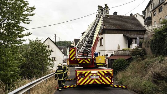 Der Dachständer hatte angefangen zu schmoren, stellte die Feuerwehr am Einsatzort fest. Der Dachständer hatte angefangen zu schmoren, stellte die Feuerwehr am Einsatzort fest.