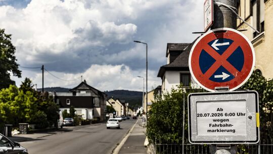 Dieses Schild hat keine Gültigkeit mehr. Die Markierungsarbeiten sind ausgesetzt, so hat es OB Frank Frühauf mit Blick auf die T Dieses Schild hat keine Gültigkeit mehr. Die Markierungsarbeiten sind ausgesetzt, so hat es OB Frank Frühauf mit Blick auf die T