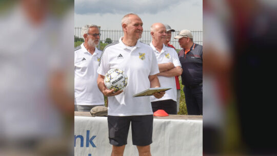 Einer seiner letzten offiziellen Auftritte im Fußball: In Bretzenheim ehrte Martin Steeg (vorne) die fairsten Fußballer der Regi Einer seiner letzten offiziellen Auftritte im Fußball: In Bretzenheim ehrte Martin Steeg (vorne) die fairsten Fußballer der Regi