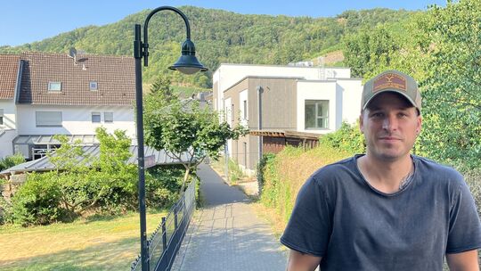 Seit zwei Jahren ist David Fuhrmann Ortsbürgermeister von Dernau. Seine bisherige Amtszeit ist stark vom Wiederaufbau nach der F Seit zwei Jahren ist David Fuhrmann Ortsbürgermeister von Dernau. Seine bisherige Amtszeit ist stark vom Wiederaufbau nach der F