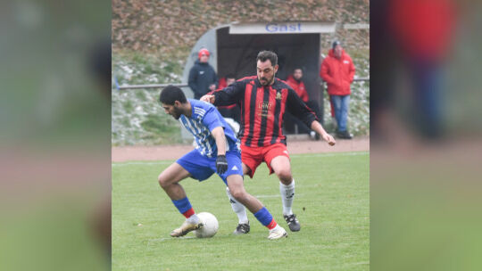 Wechselt innerhalb der A-Klasse: Ufuk Aliakar (rote Hose), der den VfL Simmertal in der Landesliga trainierte, verlässt den Flac Wechselt innerhalb der A-Klasse: Ufuk Aliakar (rote Hose), der den VfL Simmertal in der Landesliga trainierte, verlässt den Flac