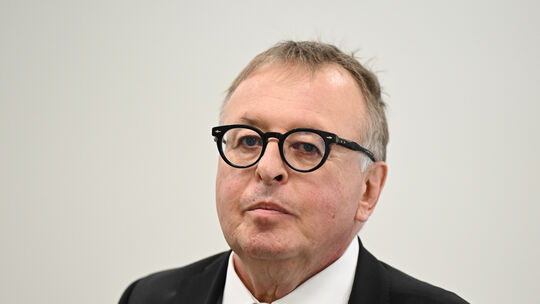 Als Zeuge vor dem Mainzer Untersuchungsausschuss zur Flutkatastrophe stand Jürgen Pföhler im Juli 2022 für einen kurzen Moment n Als Zeuge vor dem Mainzer Untersuchungsausschuss zur Flutkatastrophe stand Jürgen Pföhler im Juli 2022 für einen kurzen Moment n
