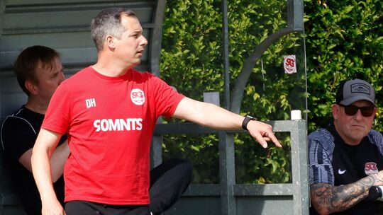 Aus der Verbandsliga in die A-Klasse: David Holste, zuletzt Trainer der ersten Mannschaft, übernimmt bei der SG Hüffelsheim nun Aus der Verbandsliga in die A-Klasse: David Holste, zuletzt Trainer der ersten Mannschaft, übernimmt bei der SG Hüffelsheim nun