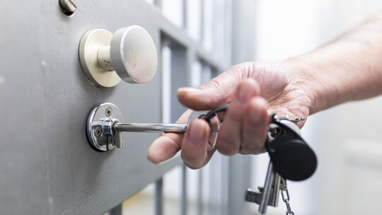 Gegen acht Bedienstete der Justizvollzugsanstalt Rheinbach bei Bonn wird derzeit ermittelt. Sie sollen gegen Bezahlung Handys un Gegen acht Bedienstete der Justizvollzugsanstalt Rheinbach bei Bonn wird derzeit ermittelt. Sie sollen gegen Bezahlung Handys un