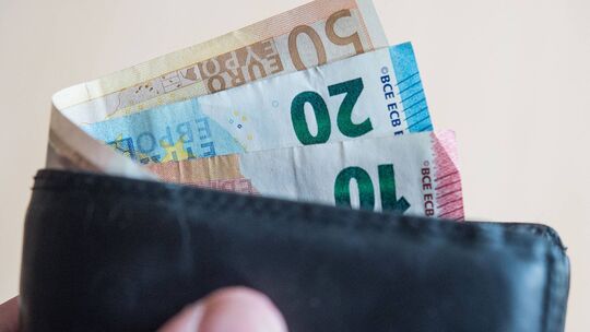 Zwischen der gesetzlichen Rente und den Pensionsansprüchen von Top-Beamten bestehen große Unterschiede. Diese rühren aus der bes Zwischen der gesetzlichen Rente und den Pensionsansprüchen von Top-Beamten bestehen große Unterschiede. Diese rühren aus der bes