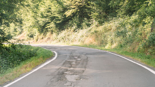 Die Straßenschäden auf der Kreisstraße 9 zwischen Seelbach und Flammersfeld sind nicht zu übersehen. Die Randmarkierungen wurden Die Straßenschäden auf der Kreisstraße 9 zwischen Seelbach und Flammersfeld sind nicht zu übersehen. Die Randmarkierungen wurden