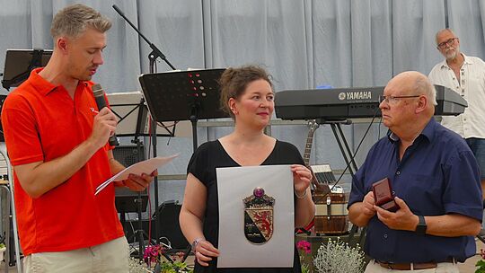 Marius Franzmann und Julia Hagner gratulieren Jürgen Schneider (rechts) zu der Auszeichnung. Marius Franzmann und Julia Hagner gratulieren Jürgen Schneider (rechts) zu der Auszeichnung.