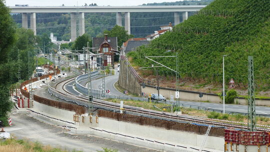 Insgesamt 900 Meter lang soll die Spundbohlenwand bei Heimersheim einmal werden. Insgesamt 900 Meter lang soll die Spundbohlenwand bei Heimersheim einmal werden.