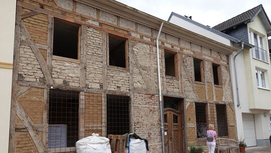 Dieses Haus in Ahrweiler erzählt mithilfe von Infotafeln in den leeren Fenstern inzwischen seine Geschichte. Dieses Haus in Ahrweiler erzählt mithilfe von Infotafeln in den leeren Fenstern inzwischen seine Geschichte.