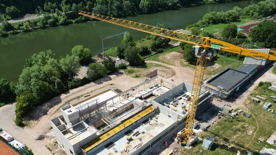 Die Großbaustelle Zeller Schwimmbad aus der Luft. Die Großbaustelle Zeller Schwimmbad aus der Luft.