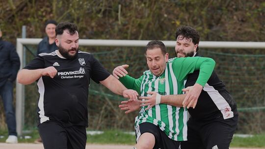 Der Bollenbacher SV II (grüne Trikots) und die SG Bergen/Berschweiler werden sich auch in der neuen Spielzeit gegenüberstehen. A Der Bollenbacher SV II (grüne Trikots) und die SG Bergen/Berschweiler werden sich auch in der neuen Spielzeit gegenüberstehen. A